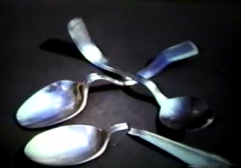 Ficheiro:Spoonbending.jpg
