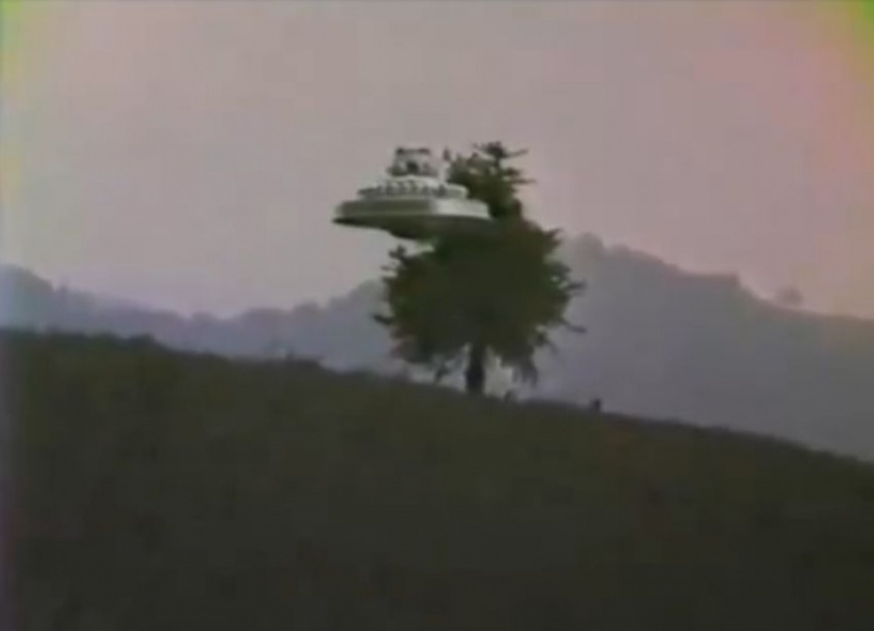 Ficheiro:Wedding-cake-beamship-video-zoomed-in.jpg